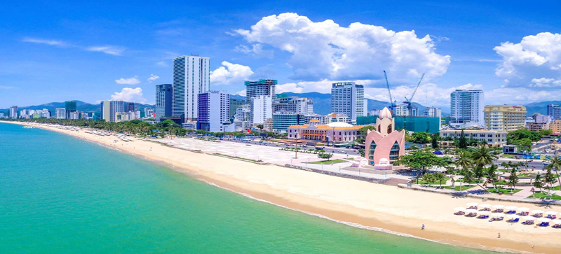 Bãi biển Nha Trang nằm dọc đường Trần Phú